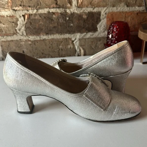 Vintage Thom McAn Silver Heel - Picture 9 of 11
